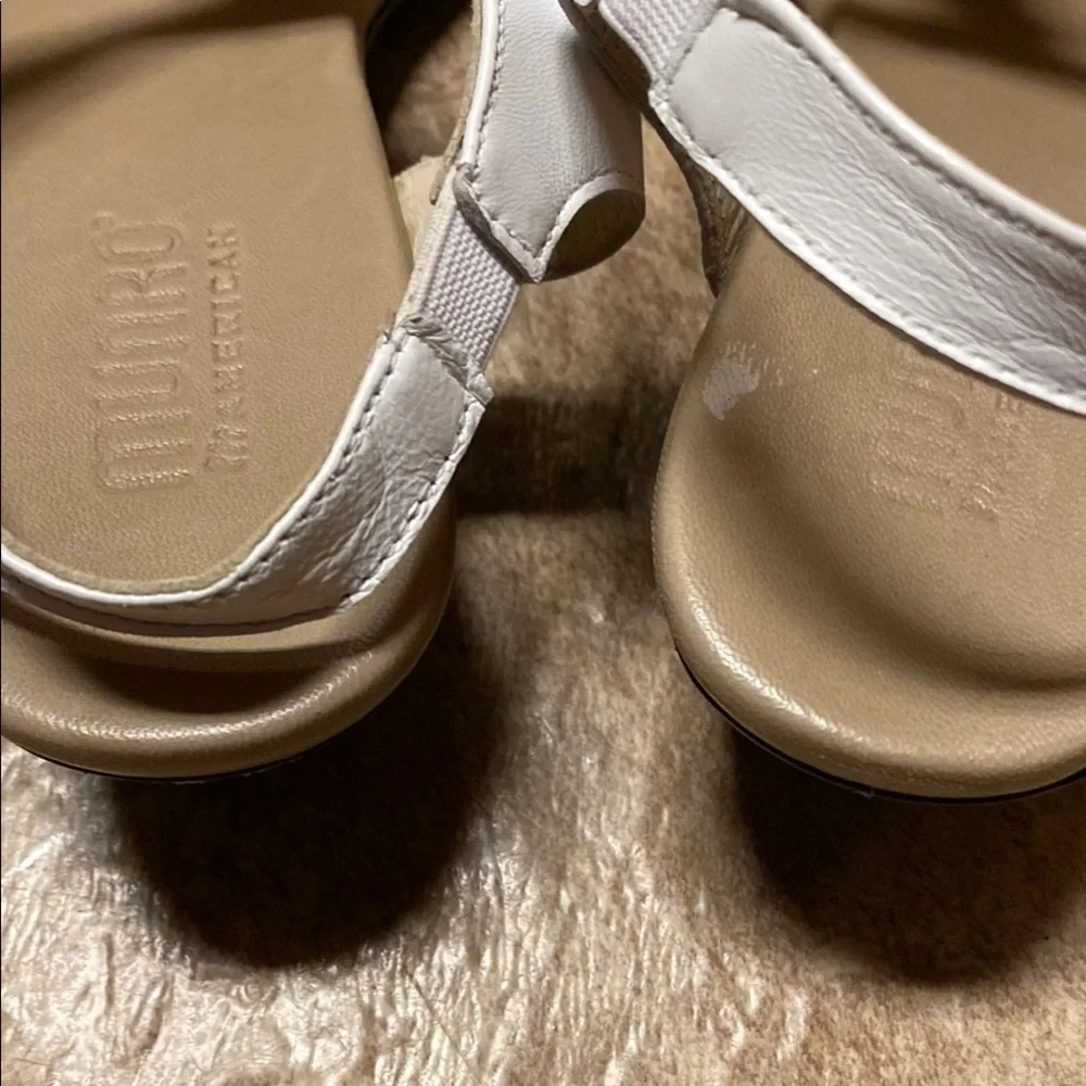 Munro White & Silver Size 8W Sandals with Cushioned Footbed Summer